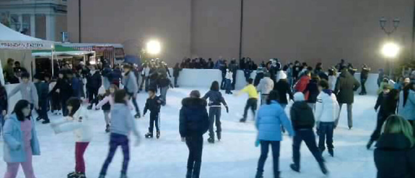 Pista di ghiaccio in piazza Roma a Modena, dal 28 Novembre al 31 Gennaio 2016