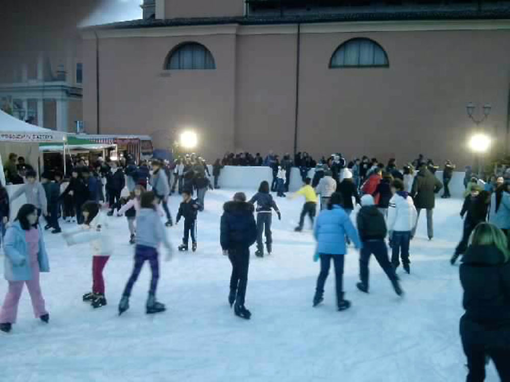 Pista di ghiaccio in piazza Roma a Modena, dal 28 Novembre al 31 Gennaio 2016